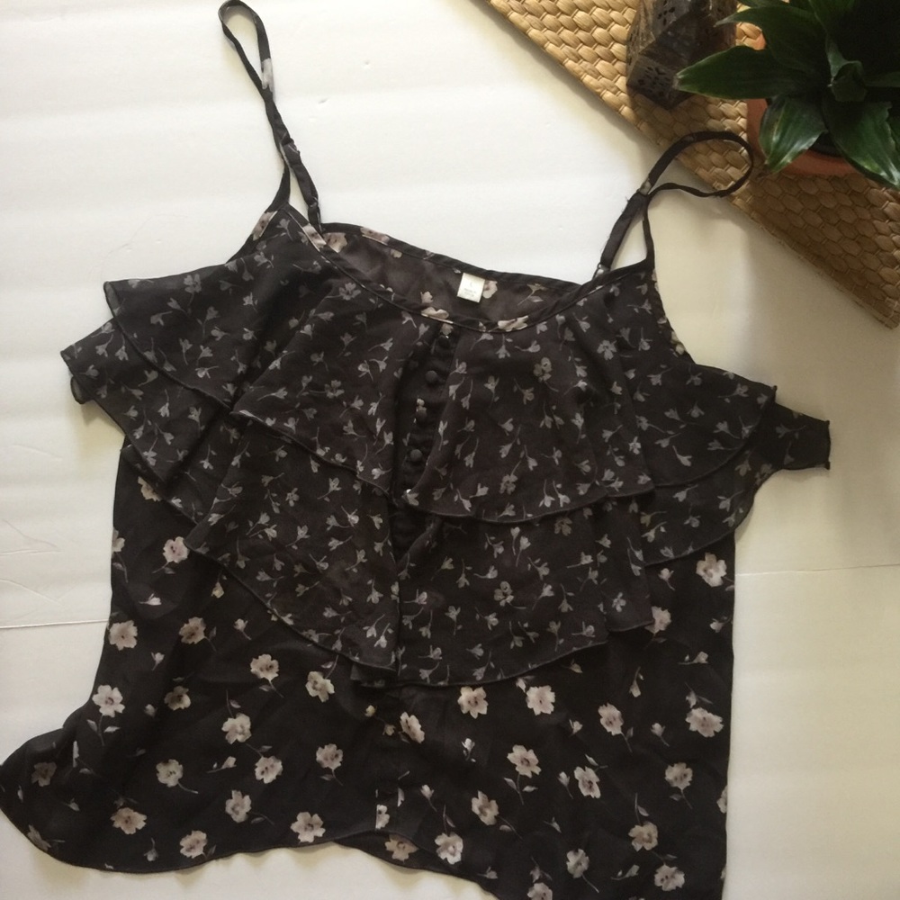 5 for $25🌻Black floral layered top